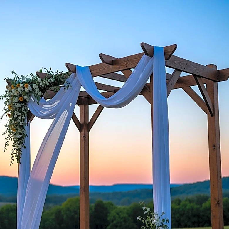 Lainey Wilson Marries Devlin 'Duck' Hodges in Tennessee After Stagecoach Festival Windstorm