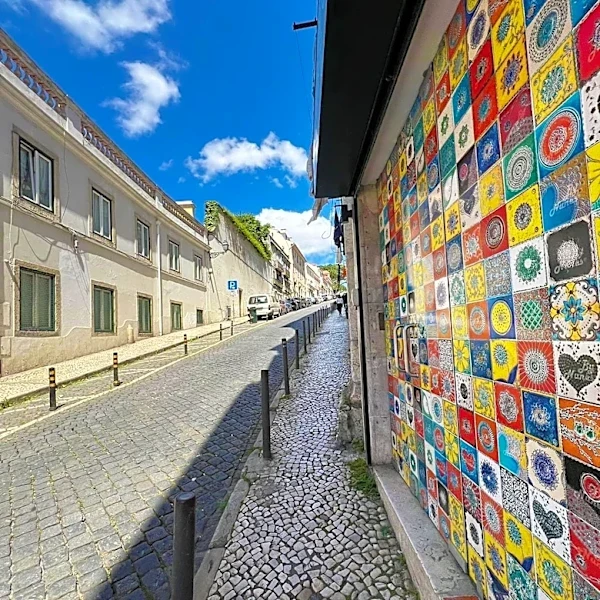 Community Art Project in London Uses Mosaics to Aid PTSD Recovery