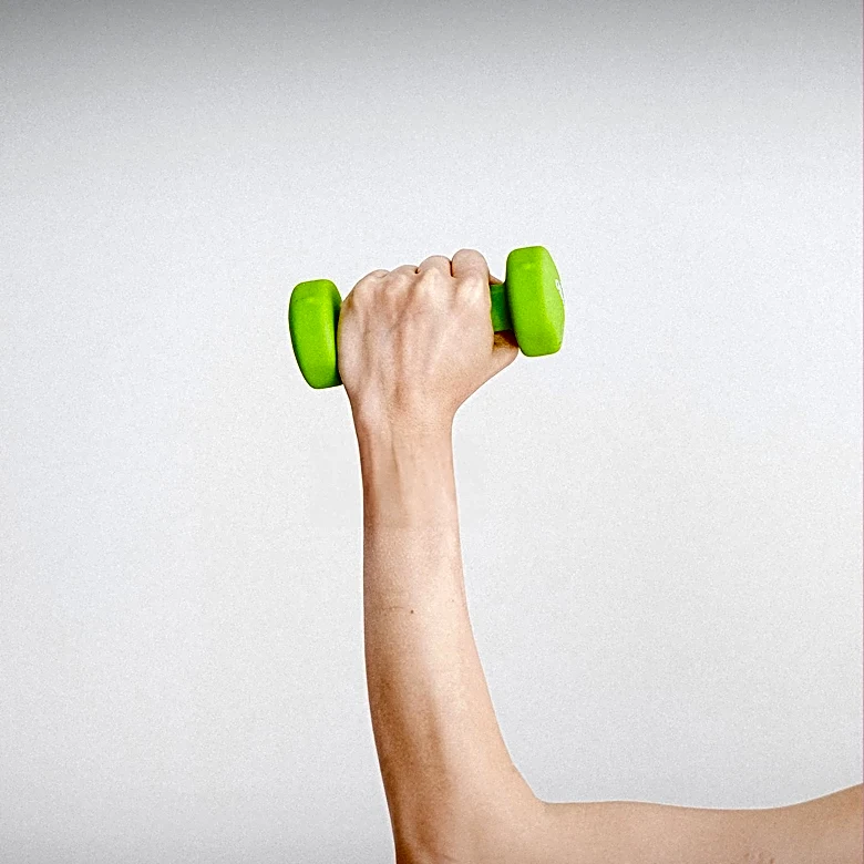 Trainer Recommends Arm Exercises to Enhance Calorie Burn During Walks