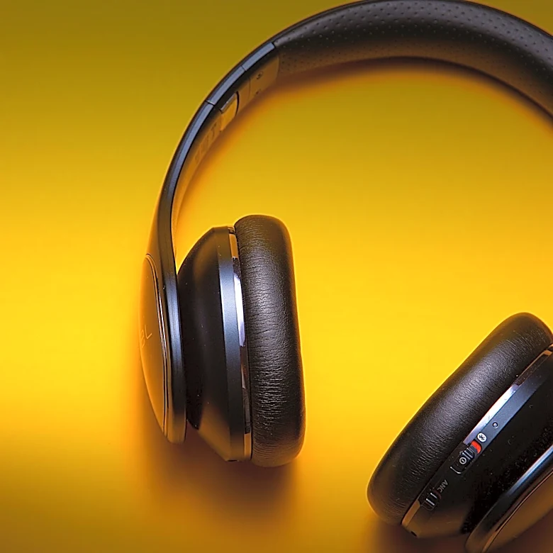 Consumer Reports Identifies Top Noise-Cancelling Headphones for Travelers