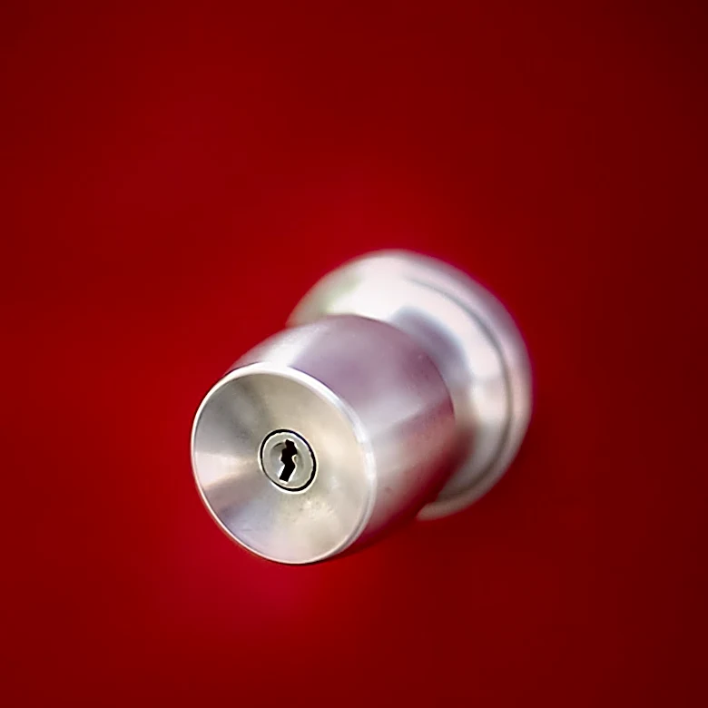 Debunking the Myth: Foil-Wrapped Doorknobs Ineffective Against Burglars