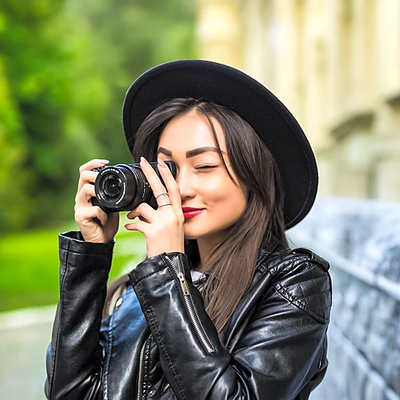Photographer and Young Woman Form Unlikely Friendship Through Recycled Phone Number