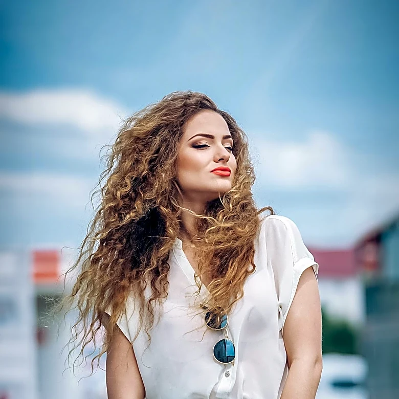 The Billowy White Top: A Versatile Summer Fashion Essential