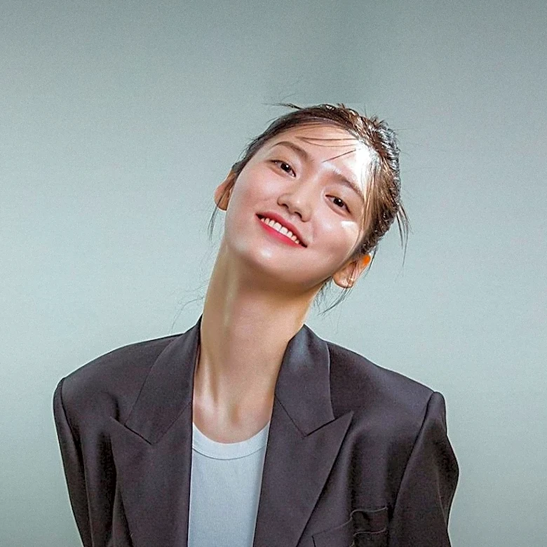 Natalia Dyer Embraces Korean Beauty Culture in Purito Seoul Campaign