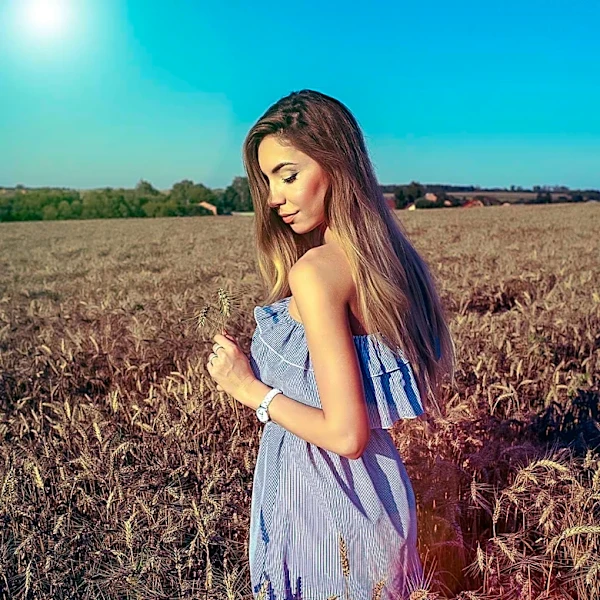 Topshop Unveils Summer Collection at British Countryside Event, Emphasizing Expressive Fashion