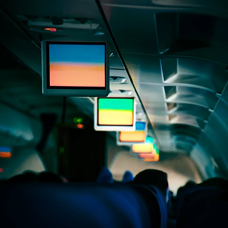 Airlines' In-Flight Entertainment Systems Lead to Closed Window Shades, Affecting Passenger Experience
