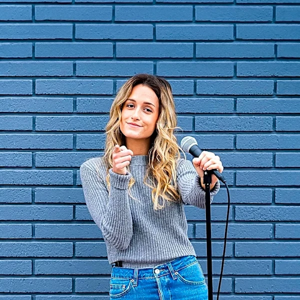 Comedian Hannah Berner Advocates for Mirror-Free Living to Boost Confidence