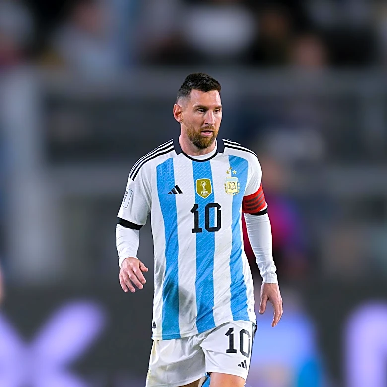 Lionel Messi Sets Record with Goal in Seventh Consecutive World Cup Game, Leading Argentina to Group Sweep