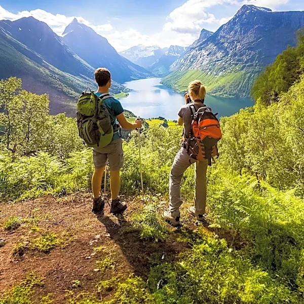 Elderly Couple Continues Global Hiking Adventures, Defying Age Expectations