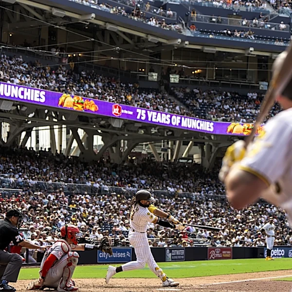 Chicago Cubs Secure 3-2 Victory Over San Diego Padres with Suzuki's Walk-Off Hit