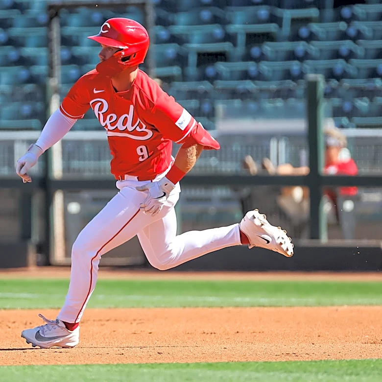 Chase Burns Leads Cincinnati Reds to Victory Over Milwaukee Brewers with Strong Pitching Performance