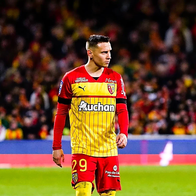 RC Lens Faces Challenges in Securing Gift Links Amid Transfer Negotiations