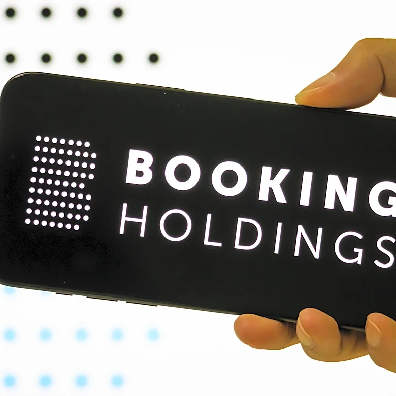 Booking.com Executive Utilizes AI for Strategic Competitive Analysis