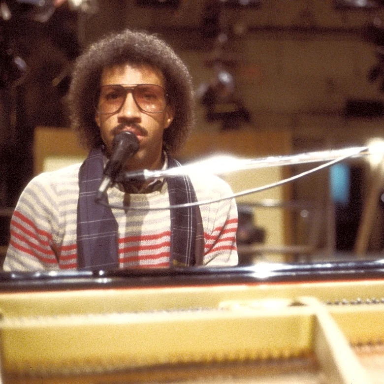 Lionel Richie Resumes Tour After Health Scare, Plans Boston Performance
