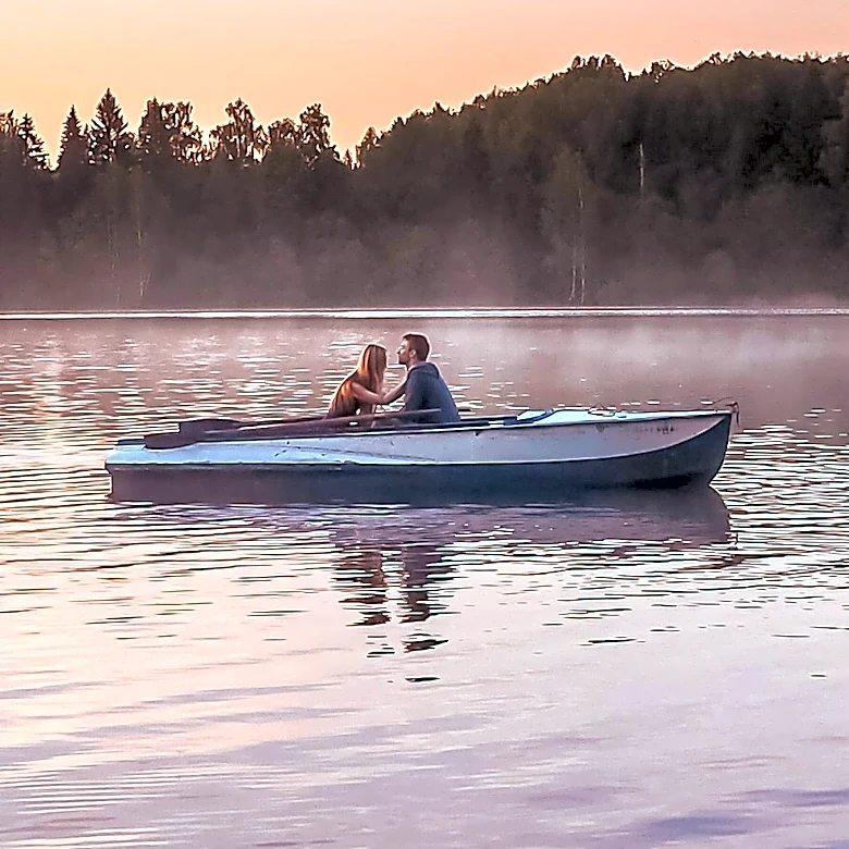 Kendall Jenner, Jacob Elordi, and Khloe Kardashian Enjoy Leisurely Boat Ride on Idaho Lake