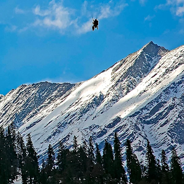 Paragliding in Owens Valley: Extreme Conditions Pose High Risks for Enthusiasts