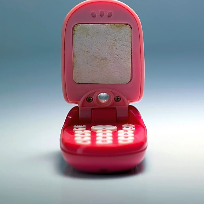 Dumb Co Introduces Flip Phone Alternative to Reduce Screen Time