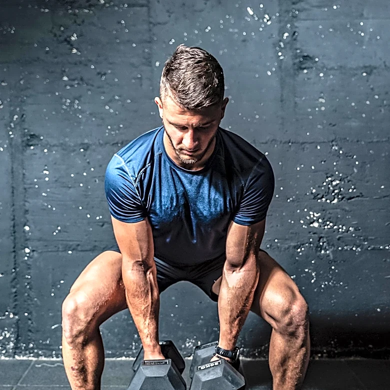 Fitness Coach Advocates Simple Dumbbell Workouts for Muscle Building in Midlife