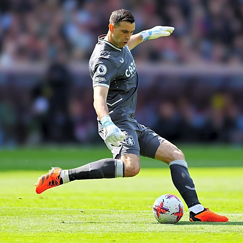 Aston Villa Blocks Juventus' Pursuit of Goalkeeper Emiliano Martínez