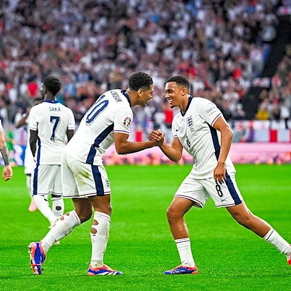 Argentina Secures Dramatic Victory Over England in Stoppage Time