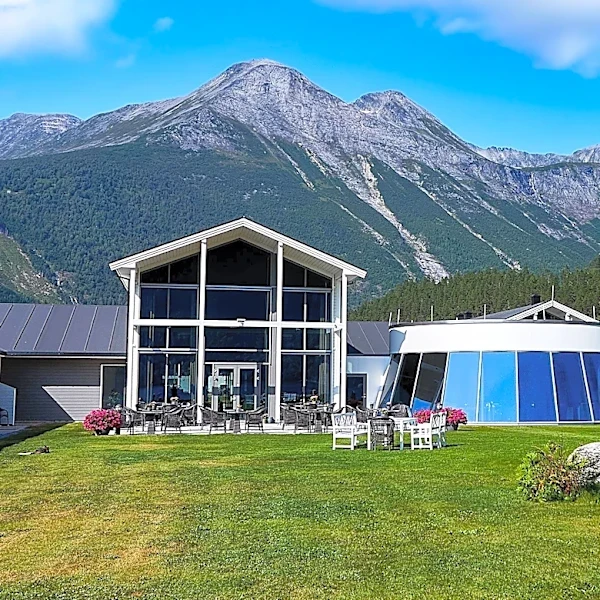 Best Western Vista Inn in Colorado Listed for Sale Amidst Booming Outdoor Economy