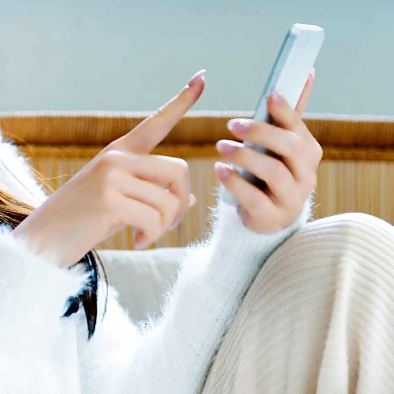 Experts Advise on Alleviating 'Texting Thumb' Pain from Smartphone Use