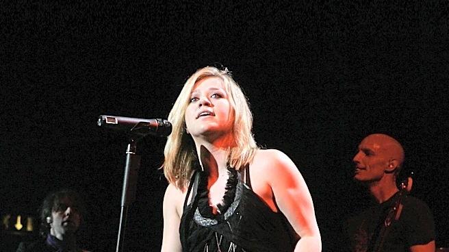 Kelly Clarkson Shares Health Scare During Las Vegas Concert