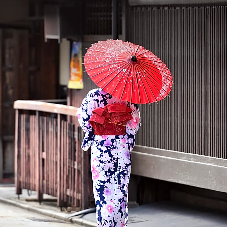 American Expat in Japan Finds Lower Cost of Living but Faces Cultural Adjustments