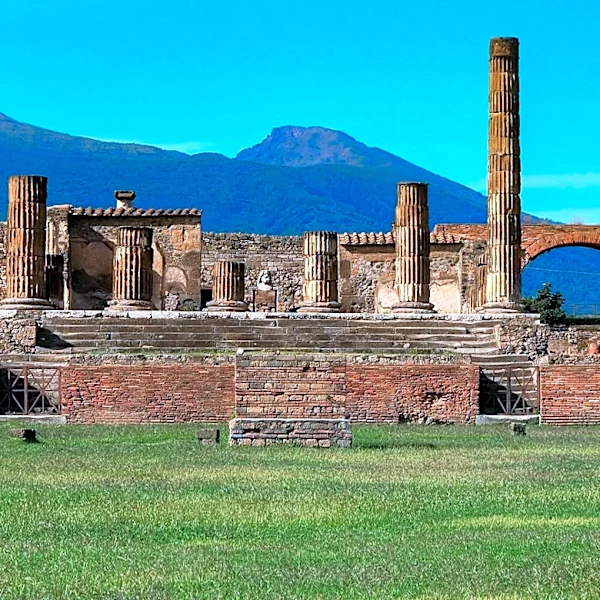 Tom Hiddleston Explores Pompeii's History in New Nat Geo Documentary