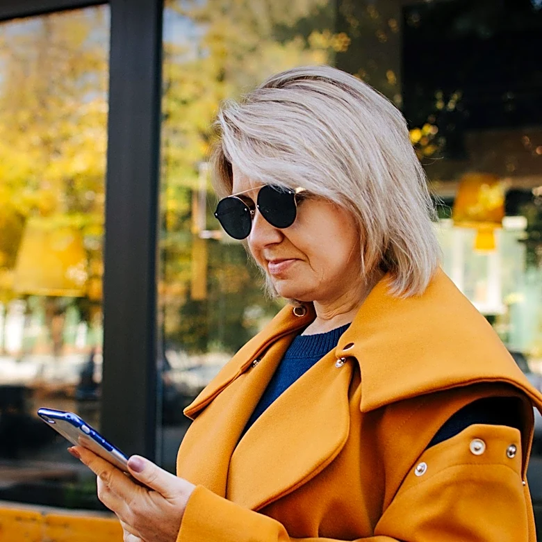 Experts Advise Midlife Women on Eye Health Amid Increased Screen Time