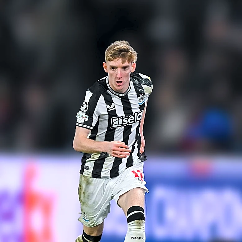 English Midfielders Elliot Anderson and Morgan Rogers in High Demand Across Europe