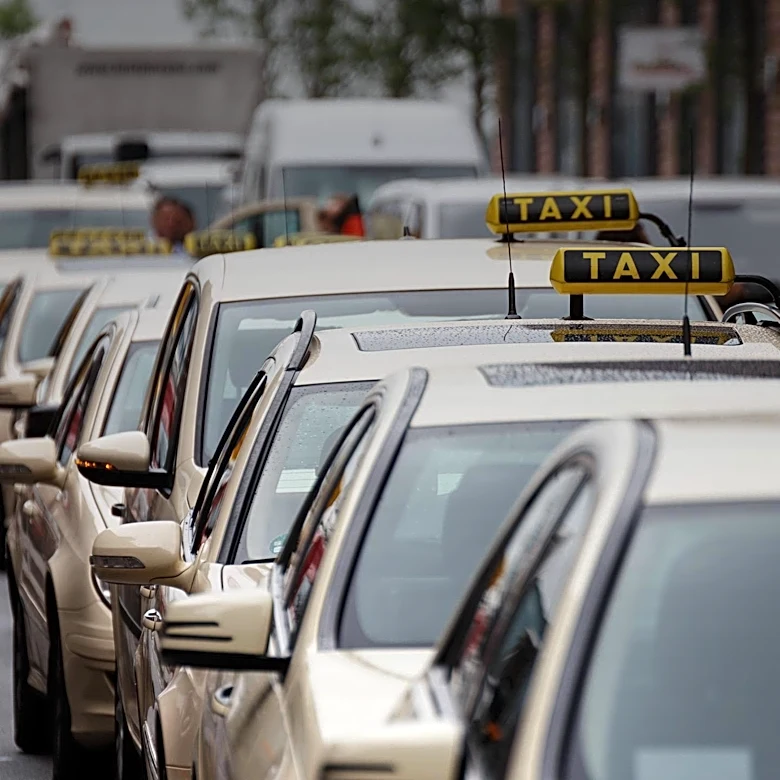 Consumer Reports Uncovers Discrepancies in Rideshare Pricing, Calls for Regulation