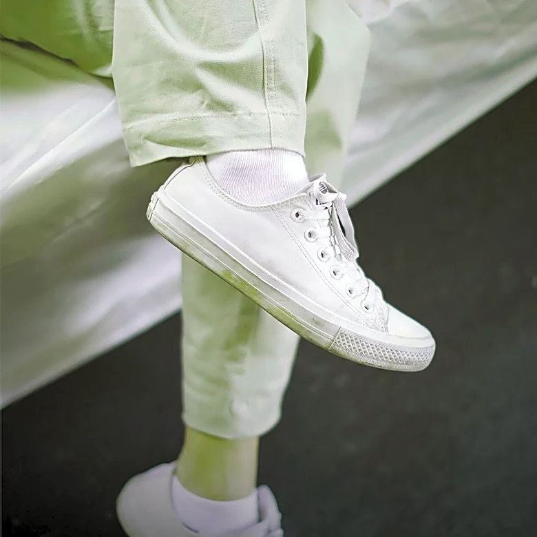 Minimalist Fashion Trends Resurface with White Canvas Sneakers