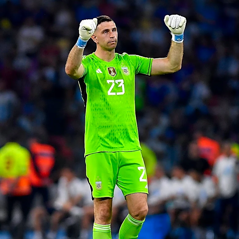 Aston Villa's €12 Million Demand for Emiliano Martinez Stalls Juventus Transfer