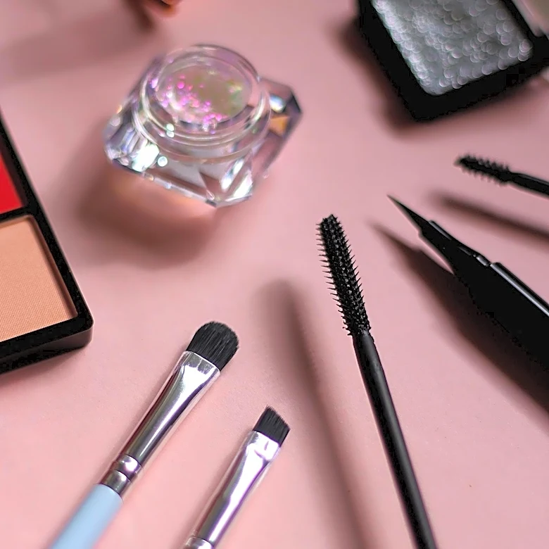 Makeup Experts Share Tips on Proper Eyeliner Application for Best Results