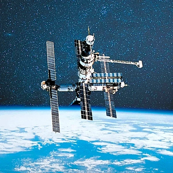 Astronaut Michael Foale Reflects on 1997 Space Station Mir Crisis and Its Aftermath
