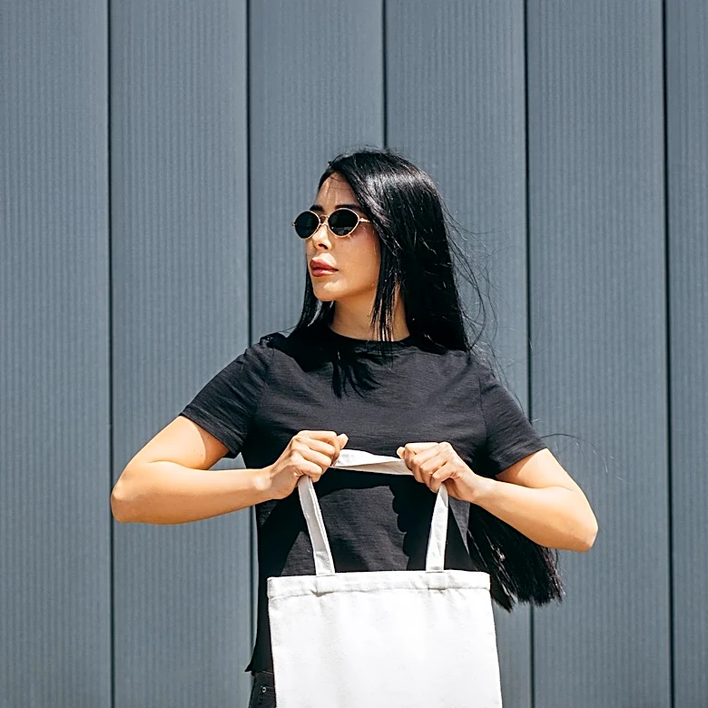 Alex Mill's Canvas Tote Bag Gains Popularity Among Celebrities and Fashion Insiders