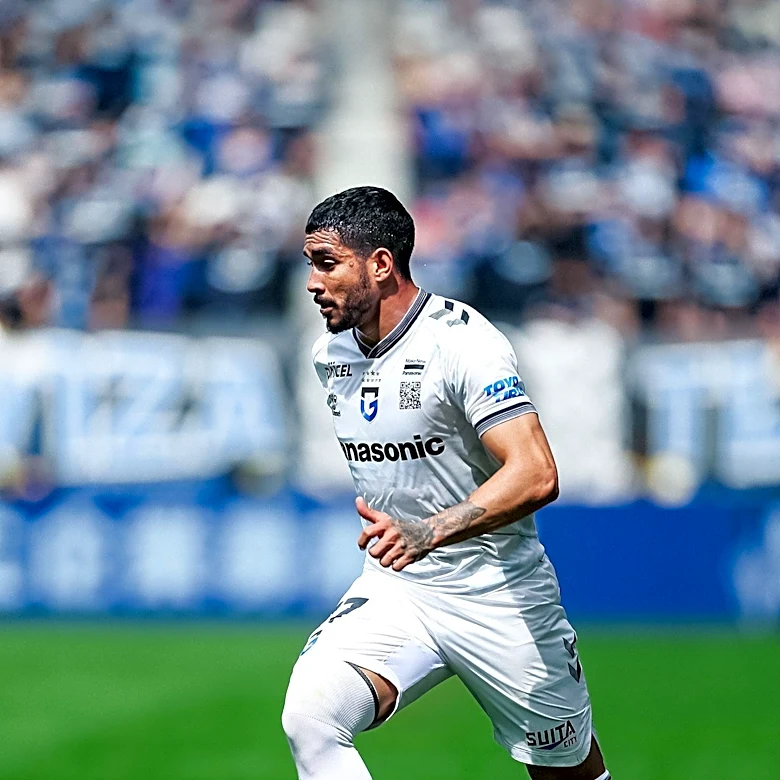 Dinamo Defeats Universitatea Craiova 5-1: Ronaldo Webster Receives Low Performance Rating