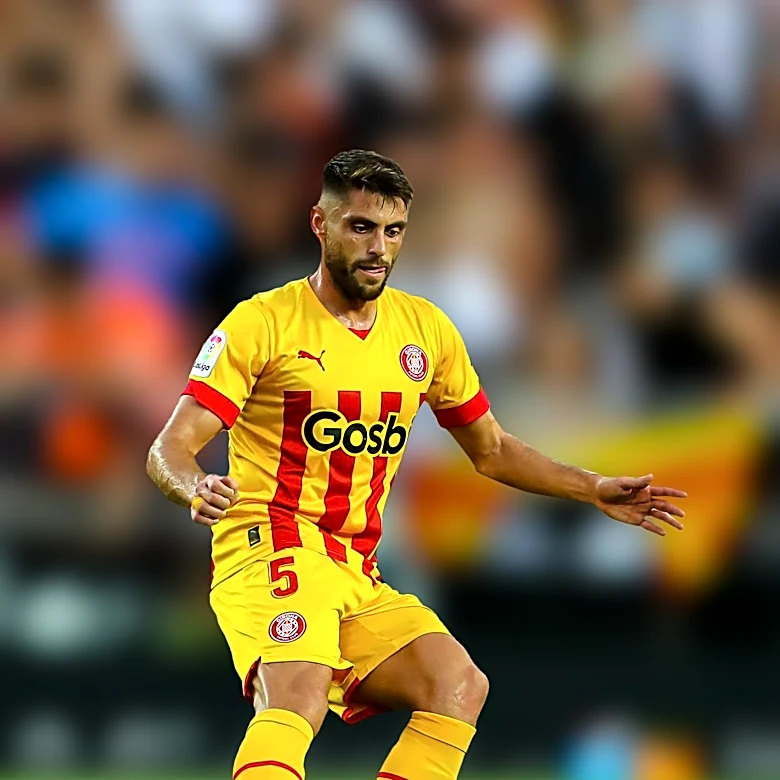 Girona Continues Pursuit of Barcelona's Brian Farinas Amidst Preseason Developments