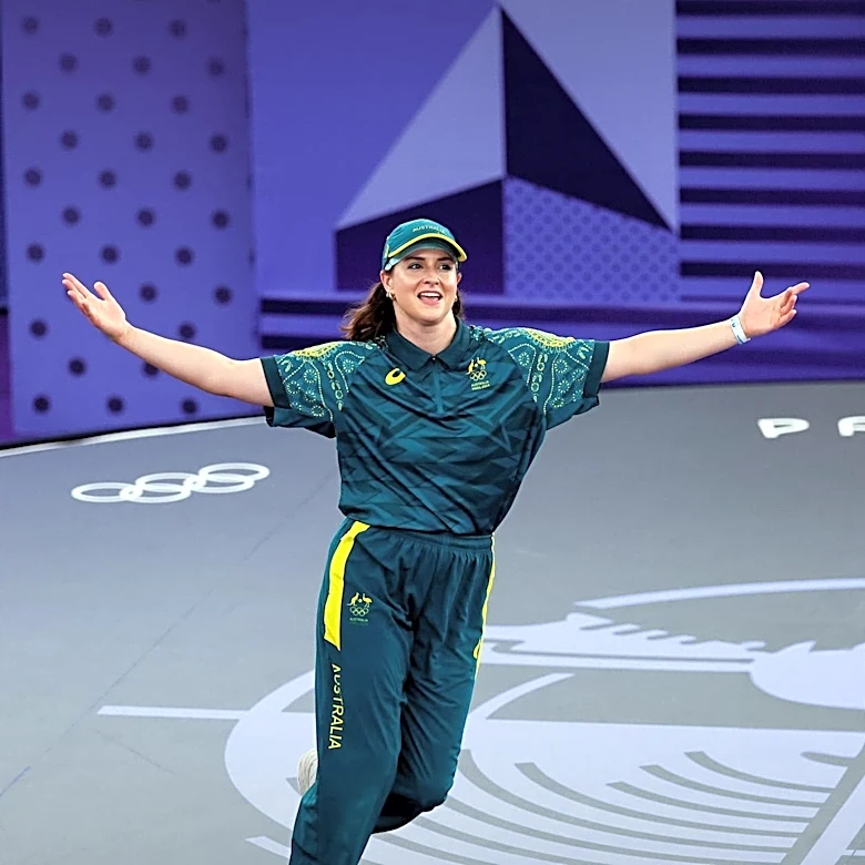 Australia Sets New Commonwealth Games Record in Mixed Medley Relay