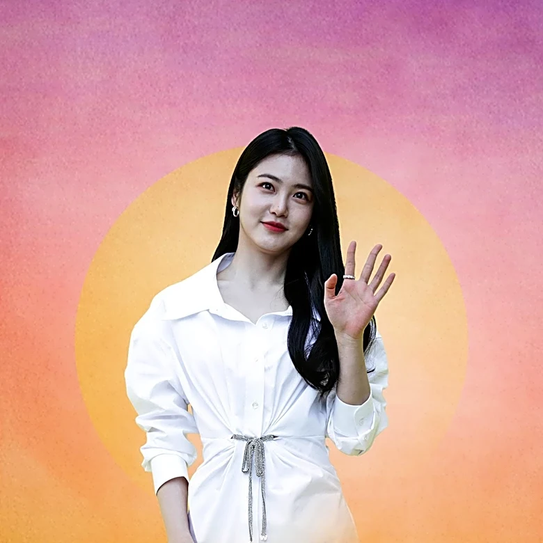Kim Sae-rom Returns to YouTube with Self-Deprecating Humor and Longtime Friendship