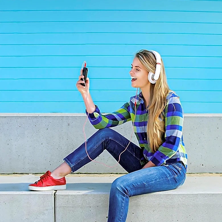 Gen Z Shifts to Flip Phones for Reduced Screen Time and Improved Well-being