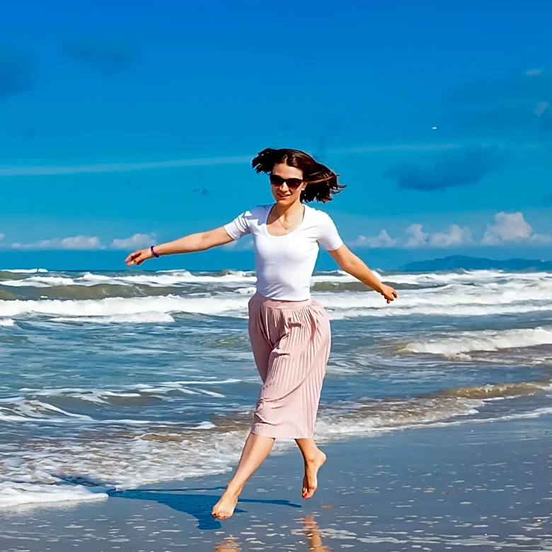 Alexa Chung Embraces Jelly Shoe Trend with Vacation Style