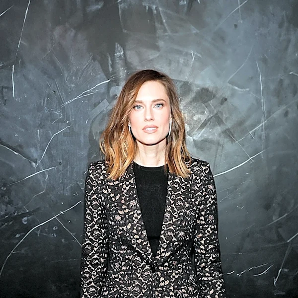 Allison Bornstein Offers Tips for Styling Black in Summer to Enhance Fashion Choices