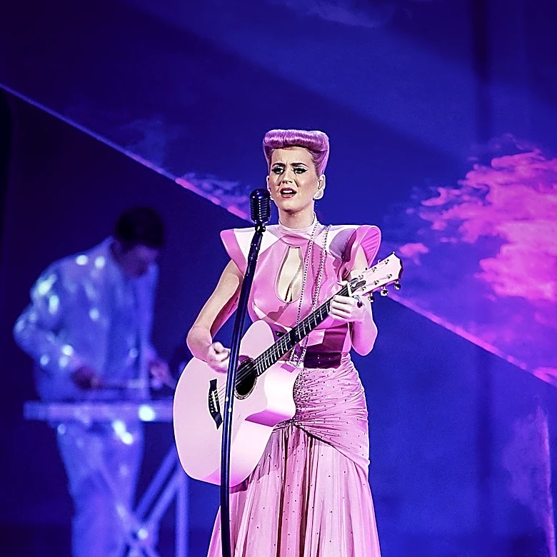 Katy Perry's Inflatable Bottle Stunt Goes Awry at Isle of MTV Malta