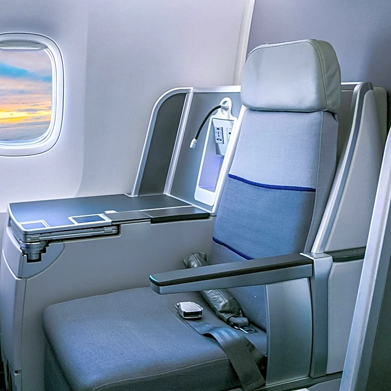 KLM's 787-10 Business Class to Los Angeles Offers Comfort with a Flaw