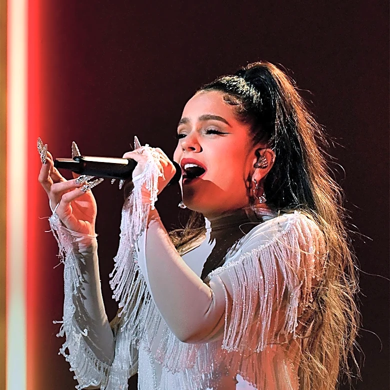 Rosalía Addresses Controversy with Emotional Performance in Buenos Aires