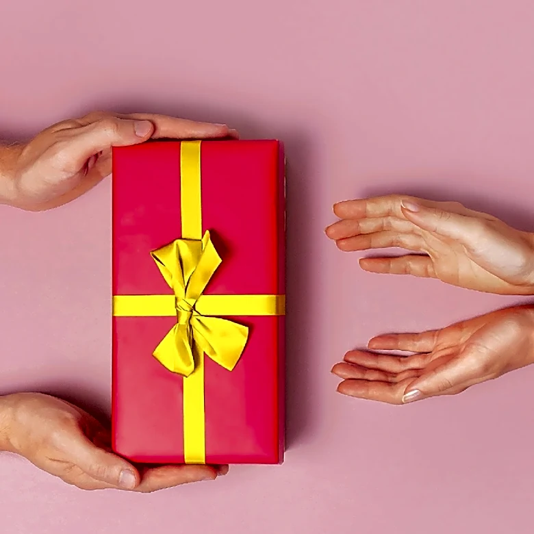 Advice Column Highlights Importance of Communication in Gift-Giving and Hosting