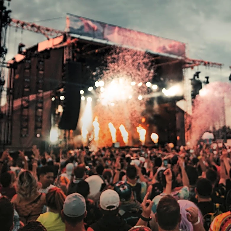 Lollapalooza Fans Sprint for Front-Row Spots Amid Muddy Conditions