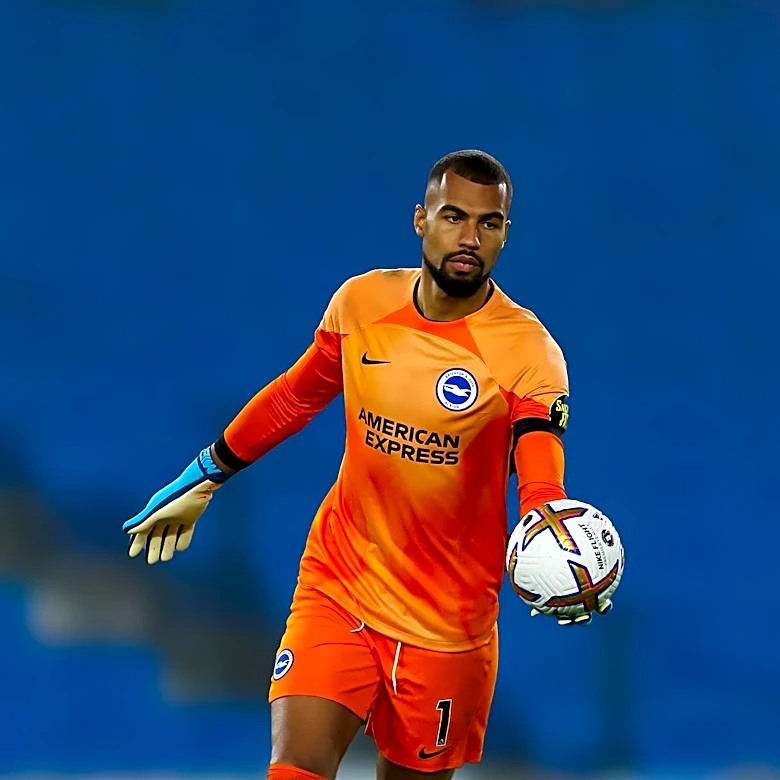 Chelsea FC's Robert Sánchez Faces Minor Injury, Impacting Preseason Matches